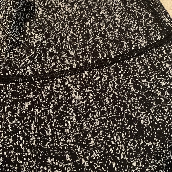 Lululemon Black & White Textured Wunder Unders - Picture 2 of 9